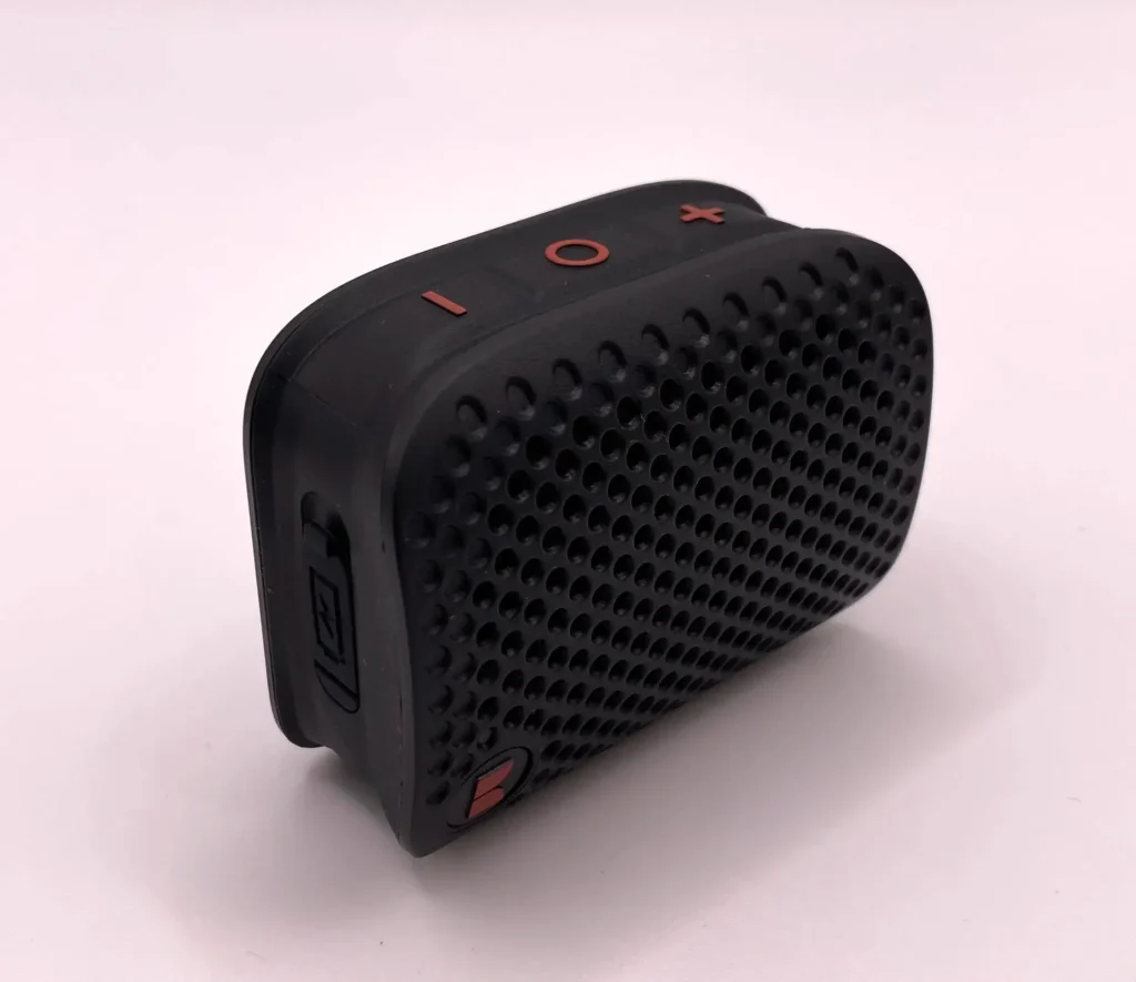 Monster Blaster Micro hordozható Bluetooth hangszóró kültéri használatban