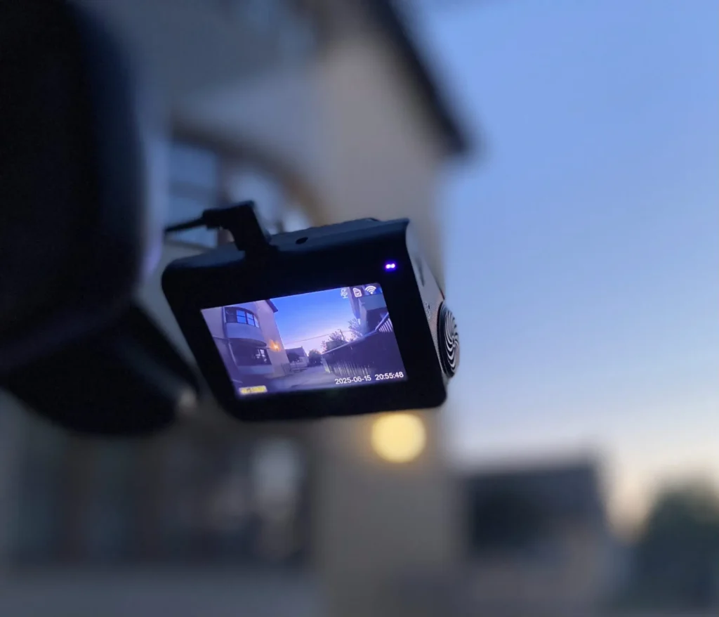 iMars X5 menetrögzítő kamera telepítve egy személyautó szélvédőjén
