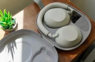 Multipoint Bluetooth kapcsolatot támogató fülhallgatók és eszközök illusztrációja